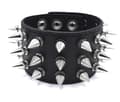 Svart armband med spetsiga nitar