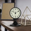Miniatyrbild 3 av 5: Svart tyst analog väckarklocka i metall med avtagbart stativ Retro