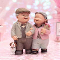 Miniatyrbild 2 av 4: Dekorativa Hartsprydnader - Samlarobjekt i Harts - Modell av Gammal Man som Tar Blommor för att Slappna Av