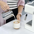 Miniatyrbilde 7 av 7: Kaffe-skumkanne med termometer Espresso-dampende skumkopp med intern måling Perfekt for kaffe latte-kunst (350 ml)