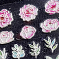 Miniatyrbild 2 av 3: Blommor Nagelkonst Dekaler, 5D Utsökt Präglad Rosa Ros, Pion Fjäril Löv Nagelkonst Dekoration Nagelkonst Tillbehör Självhäftande Skärning Design Ac