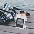 Miniatyrbild 4 av 4: Liten digital reseväckarklocka, batteridriven miniresklocka med bakgrundsbelysning, bärbar hopfällbar minilommekalender temperaturklocka (vit)