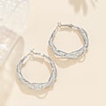 Miniatyrbillede 4 af 5: Kvinde Mode Glitter Uregelmæssige Øreringe Snoning Hule Øre Hoops Bryllup Elegant Smykker Gaver（Sølv）