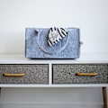 Miniatyrbilde 3 av 5: Babybleie Caddy - Oppbevaringsboks for Barnerom og Bilorganisator for Bleier og Babyvåtservietter - Grå