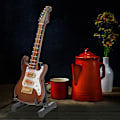 Miniatyrbild 5 av 5: Miniatyr elgitarr modell 10 cm med stativ - Trä samlarobjekt prydnad (vit kaffe)