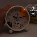 Miniatyrbild 3 av 5: 4 tum Rund Väckarklocka Söt Cartoon Cat Paw, Bakgrundsbelysning, Batteridriven, Tyst, Analog Väckarklocka för Sovrum, Sängbord, Skrivbord, Vit