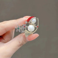 Miniatyrbilde 3 av 5: Baby Witch On a Sweep Brosjer Simulert-perle Chritmas Snømann Rhinestone Snøfnugg Kvinner Brosjer Gave Pins