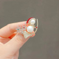 Miniatyrbilde 2 av 5: Baby Witch On a Sweep Brosjer Simulert-perle Chritmas Snømann Rhinestone Snøfnugg Kvinner Brosjer Gave Pins