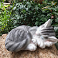 Miniatyrbilde 3 av 5: Grå hagestatue katt skulptur realistisk form søt sovende