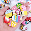 Miniatyrbilde 3 av 5: Sko Charms, 100 stykker Crocs Pins, Tøfler Sandaler Charm, Jule- eller bursdagsgave til jenter og gutter