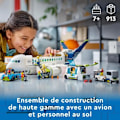 Miniatyrbillede 3 af 6: LEGO® City 60367 passagerflylegetøj med lufthavnsbus, slæbebåd, bagagevogn og 9 minifigurer Flerfärgad