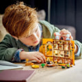 Miniatyrbillede 6 af 6: LEGO® Harry Potter 76412 Hufflepuff House Crest - Legetøj med minifigurer og Hogwarts Slotsdekoration Vit