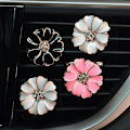Pikkukuva 5 / 5: 2 kpl Daisy Flowers Autotarvikkeet Söpöt Auton Ilmanraikastimet Bling Timantti Ilmastointiaukon Pidikkeet Auton Sisustus (vaaleanpunainen)