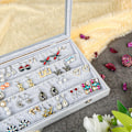 Miniatyrbillede 4 af 5: Øreringeorganiseringsbakke Display Grå Velour med 50 Rum og Låg - 4-lags Smykkeorganiser Øreringe Display med Klart Glaslåg Stud Øreringe