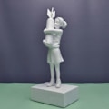 Miniatyrbillede 2 af 5: (Hvid) Bomb Hugger Banksy Skulptur Pige Street Art Resin Statue Design Ornamenter Kontor Hjem Indretning