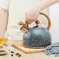 Miniatyrbillede 5 af 5: 2,5L Vandkedel i Rustfrit Stål med Advarselsfløjte, Retro Stil med Praktisk og Ergonomisk Håndtag, Letvægt, Hurtig Opvarmning, BPA Fri, til Alle