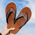 Miniatyrbilde 2 av 5: Moderne herreslippers med stoffremmer, sklisikre slippers med myk såle, enkle slippers med spenne