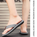Miniatyrbilde 5 av 5: Moderne herreslippers med stoffremmer, sklisikre slippers med myk såle, enkle slippers med spenne