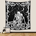 Miniatyrbild 1 av 5: The Kissing Lovers Skull Tapestry, Svartvit Romantisk Konstellation Skelett Gobelänger Väggbonad dekor för Vardagsrum Sovrum (51.2x 59.1)