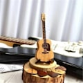 Miniatyrbild 2 av 5: Trälåda för Plektrum till Akustisk Gitarr i Mini Gitarrformad Design