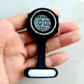 Miniatyrbillede 1 af 5: (Sort) Unisex Sygeplejerske Læge Hospital Arbejdere Alarm Lysende Brocher Pins Digital Elektronisk FOB Lommeure Hængeur Gaver