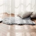 Miniatyrbild 5 av 5: Fuskpälsmatta, fårskinn, fluffig matta, mjuk ullmatta för sovrum soffa golv, 60 x 90 cm, oregelbunden form, grå