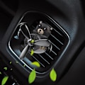 Miniatyrbild 2 av 7: Biluftfräschare, Pilotbjörn bilspridare med roterande propellerventil luftfräschare Aromaterapiprydnader Biltillbehör () Cool Black