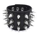 Svart armband med spetsiga nitar