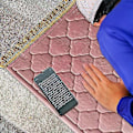 Miniatyrbilde 5 av 5: Sklisikker Flanell Bønnmatte for Tilbedelse og Reise - Myk Bærbar Teppe for Ramadan Gave Black