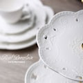 Miniatyrbild 3 av 7: Tre vånings kakfat i porslin, elegant vit präglad tårtställning, kakställ