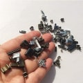 Miniatyrbilde 2 av 5: Glidelås Reparasjonssett Metallholder Innsats Pin Glidelås Topp/Bunn Stopp (3 Farger) 13 Sett Glidelås Fiksering Plugg, Reparer Ned Glidelås Stopp for Glidelås Utskifting