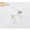Miniatyrbillede 4 af 4: Tiny Mini Bee Daisy Blomst Asymmetriske Ørestikker til Kvinder Teen Piger Følsomme Øre Mode