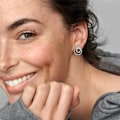 Miniatyrbild 2 av 2: Pandora Sterling Silver Årsörhängen DE LA Lei Logotyp Cirkel Loop 297446CZ, Inkluderar Originalask