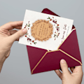Miniatyrbillede 5 af 8: 50 stk. invitationskuverter, V-flap kuverter til postkort, lynlukningskuverter med guldramme til fødselsdage, bryllupper, dimissionsfester, lykønskningskort Red