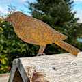 Miniatyrbillede 4 af 4: Rustne fugle med skrue til at skrue ind i træ, 4 patina fugle havepæl Rust rusten havedekoration egern rust dekorativ træpæl