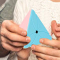 Pikkukuva 4 / 6: Pyramid Speed Cube - ABS-materiaalista valmistettu Pyraminx ilman tarroja | Kannustaa oppimaan taikakuution | Sujuva pyörivä palapeli | Visuaalisesti miellyttävä palapelilelu maple leaf