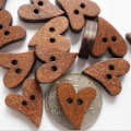 Miniatyrbilde 2 av 5: 100 stk hjerteformede treknapper, uforanderlige, brune, for sying