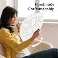 Pikkukuva 4 / 5: Käsikäyttöinen taittuva tuuletin, Valkoinen pitsi käsikäyttöinen tuuletin, Elegantti häätuuletin häihin, kesäjuhliin, DIY-projekteihin, syntymäpäiville, tanssiin, seinäkoristeeksi, 23cm