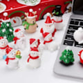 Miniatyrbilde 6 av 8: 12 stk. miniatyr julepynt i resin - snømenn, reinsdyr, julenissen - juletre for håndverk, snøkuler, eventyrhage, dukkehusdekorasjon