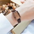 Miniatyrbillede 3 af 4: Læderarmbånd Lille Firkantet Ur Dame Lille modeur Coffee