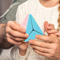 Pikkukuva 4 / 6: Pyramid Speed Cube - ABS-materiaalista valmistettu Pyraminx ilman tarroja | Kannustaa oppimaan taikakuution | Sujuva pyörivä palapeli | Visuaalisesti miellyttävä palapelilelu darts