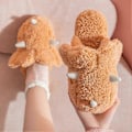 Miniatyrbillede 2 af 5: Voksne Unisex Dyresko Fluffy Plys Dinosaur Design Hjemmesko Sjove Triceratops Sko Anti-Slip Soveværelse Sko Orange 38-39