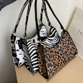 Miniatyrbillede 6 af 7: Dame Håndtaske i Kunstlæder med Zebraprint, Herre Hverdagstaske, Moderigtig Leopard