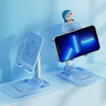 Miniatyrbild 4 av 5: En drömhemskrivbord mobiltelefonhållare i aluminiumlegering, multifunktionell hopfällbar lat mobiltelefonhållare Blue With 3D doll
