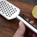 Miniatyrbillede 3 af 6: 2 stk. Rivejern Håndholdt Køkken Rivejern Ostehøvl til Grøntsager Frugter Chokolade, Kartoffel, Ingefær og Hvidløg Gulerodsrivejern Citron Zester