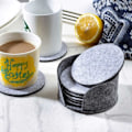 Miniatyrbillede 2 af 5: 10-pak vendbare coasters i grå filt med grå holder