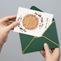 Miniatyrbild 5 av 7: 50 st inbjudningskuvert, V-flik kuvert för vykort, snabbförslutningskuvert med guldram för födelsedagar, bröllop, examensfester, gratulationskort Green