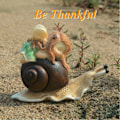 Miniatyrbilde 3 av 4: Miniatyr Fe Hagefigur - Drømmende Fe Statue Fairy on Snail