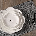 Pikkukuva 4 / 7: Kolmikerroksinen posliininen cupcake-tarjotin, tyylikäs valkoinen kohokuvioitu kakkuvati, kakkuvati