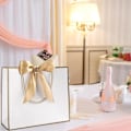 Miniatyrbild 2 av 7: Presentpåsar för presenter, presentpåsar i papper med rosettband, presentpåsar för bröllop, brudtärnor, födelsedag, fest, firande, 12,6 x 9,8 x 3,9 tum white-gold